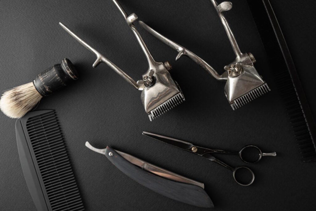 Parturin työvälineitä, mustalla alustalla.